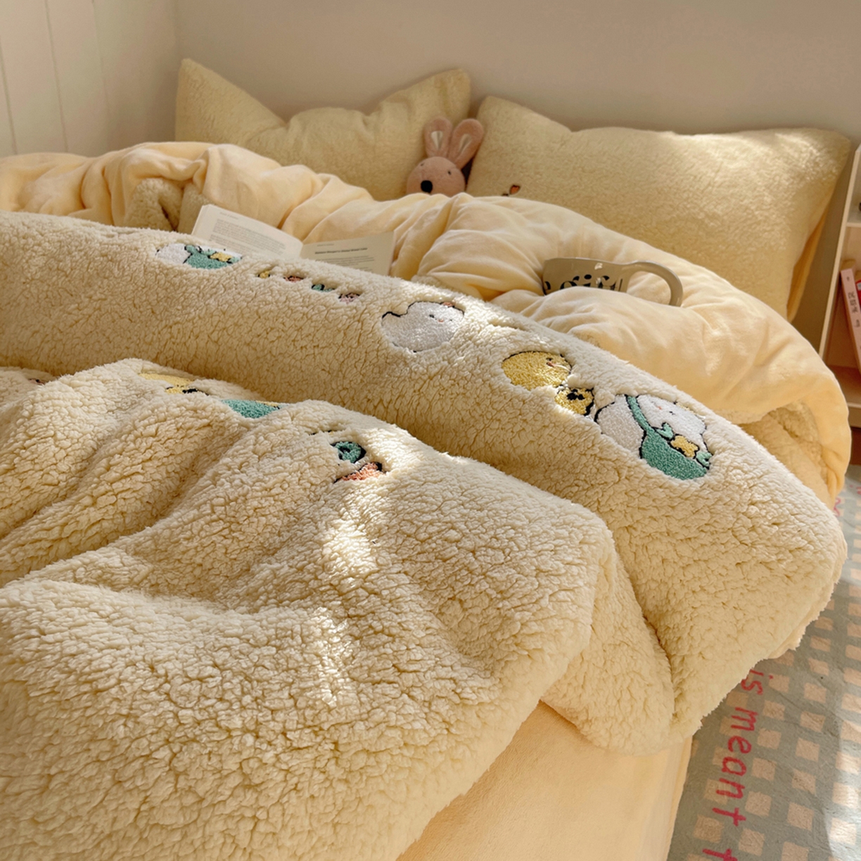 91家纺网 家纺一手货源 找家纺 轻奢坊 2025新款软糯可爱ins韩风羊羔绒毛巾绣四件套 小鸡排队-黄