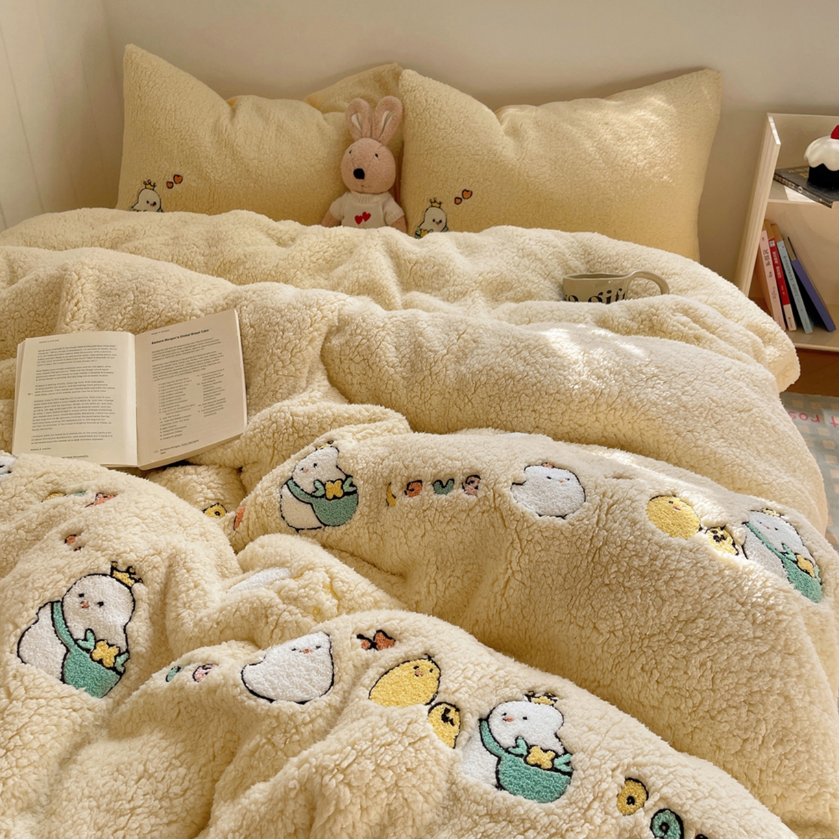 91家纺网 家纺一手货源 找家纺 轻奢坊 2025新款软糯可爱ins韩风羊羔绒毛巾绣四件套 小鸡排队-黄