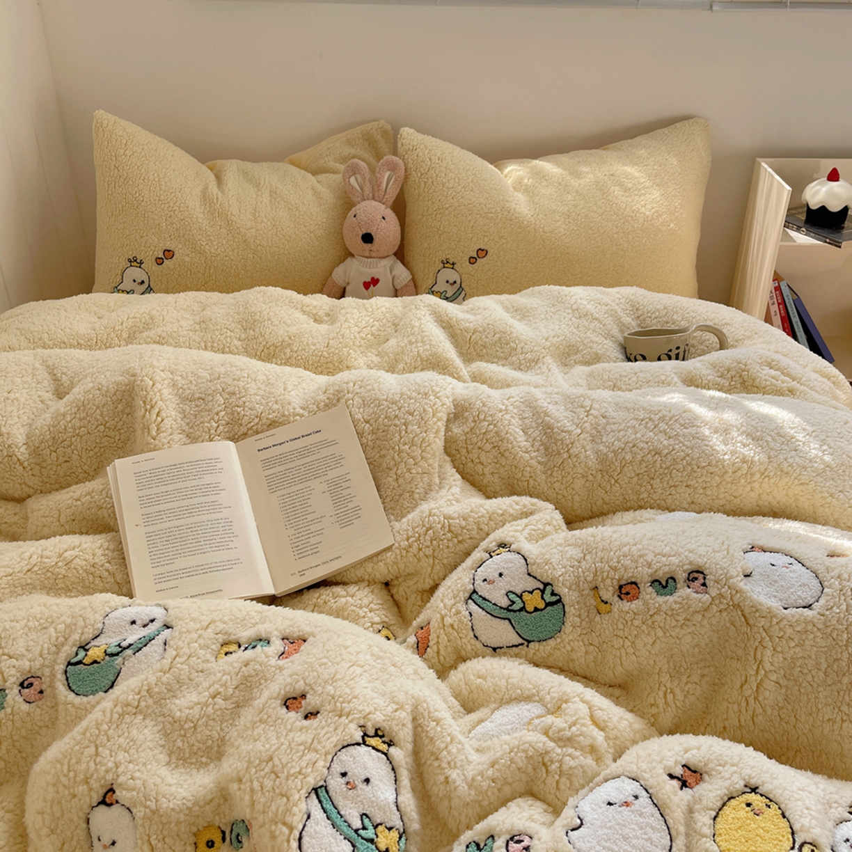 91家纺网 家纺一手货源 找家纺 轻奢坊 2025新款软糯可爱ins韩风羊羔绒毛巾绣四件套 小鸡排队-黄