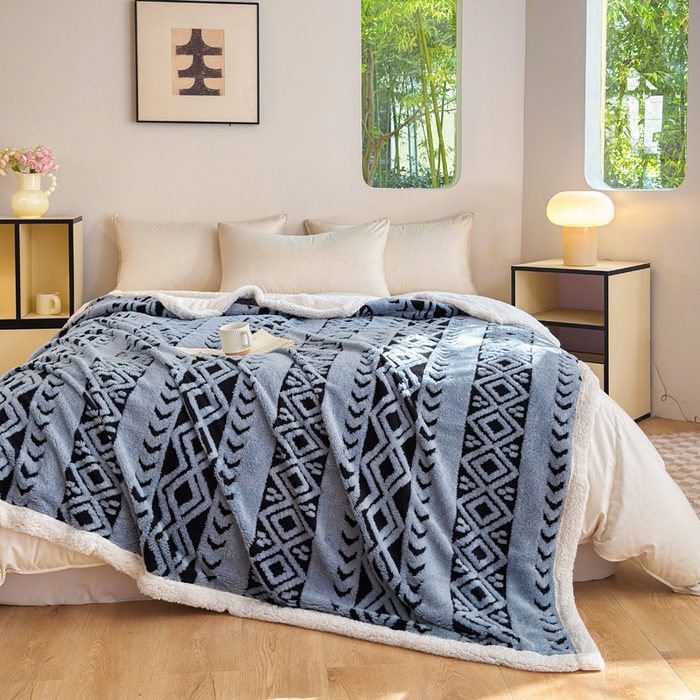 91家纺网 家纺一手货源 找家纺 卡琪曼 2025新款阳离子提花羊羔绒毛毯盖毯毯子 雾蓝