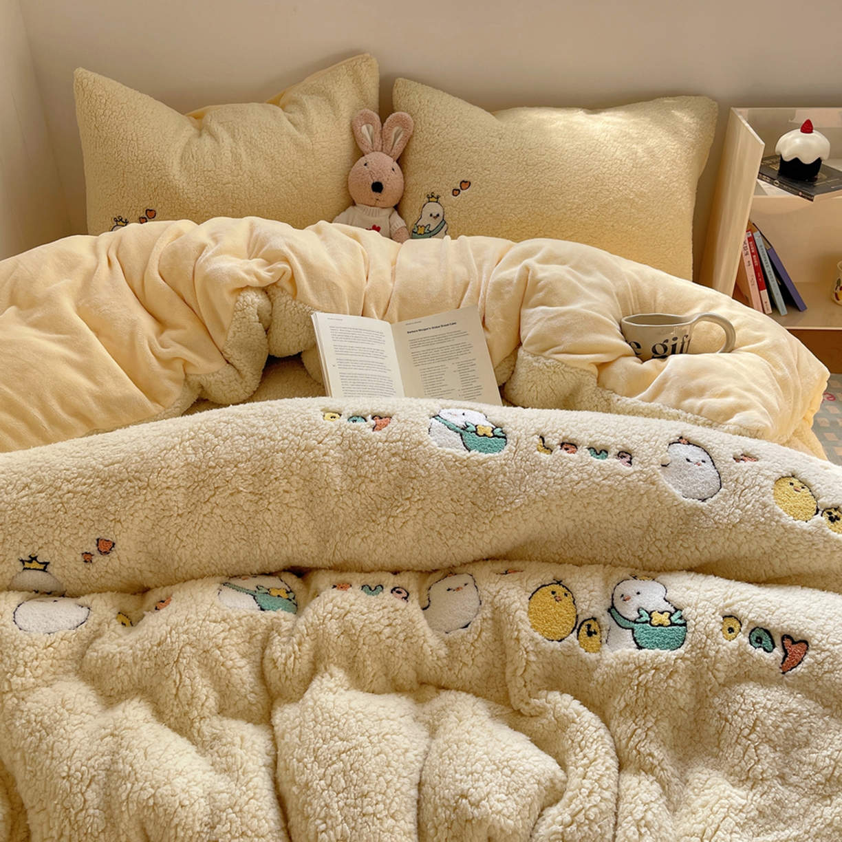 91家纺网 家纺一手货源 找家纺 轻奢坊 2025新款软糯可爱ins韩风羊羔绒毛巾绣四件套 小鸡排队-黄