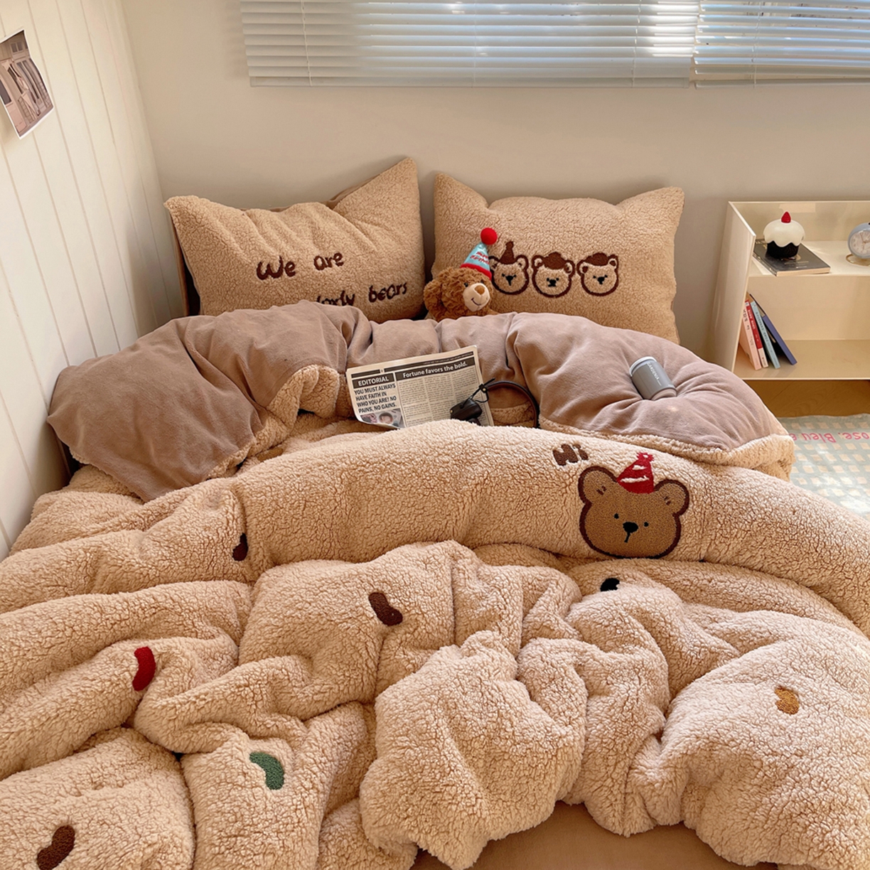 91家纺网 家纺一手货源 找家纺 轻奢坊 2025新款软糯可爱ins韩风羊羔绒毛巾绣四件套 三只小熊-咖