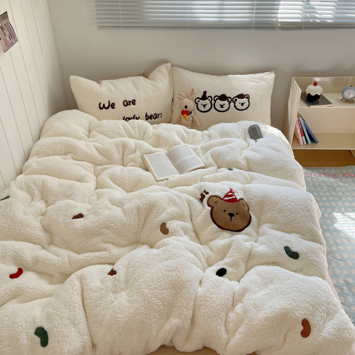 91家纺网 家纺一手货源 找家纺 轻奢坊 2025新款软糯可爱ins韩风羊羔绒毛巾绣四件套 三只小熊-白