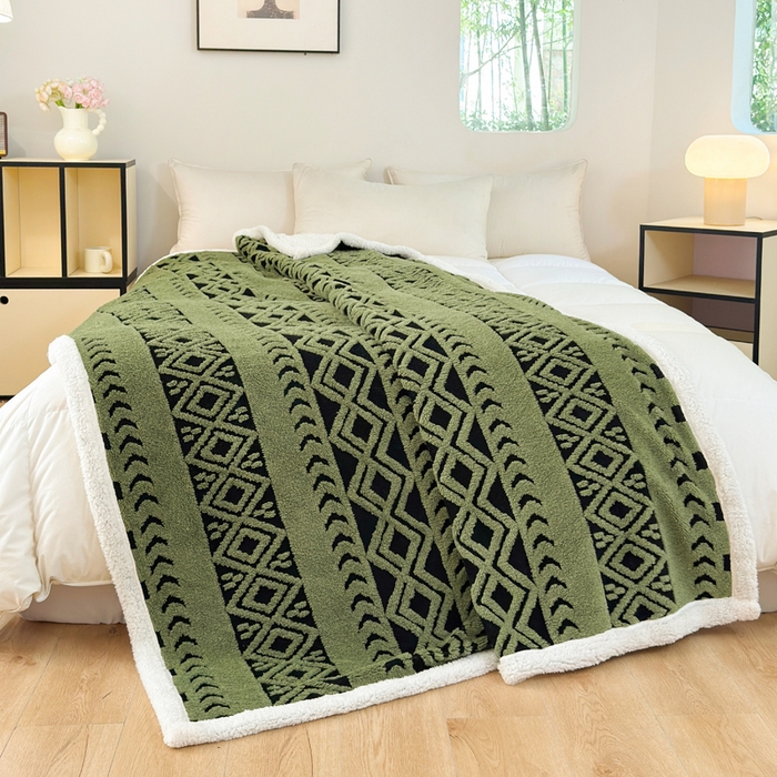 91家纺网 家纺一手货源 找家纺 卡琪曼 2025新款阳离子提花羊羔绒毛毯盖毯毯子 军绿