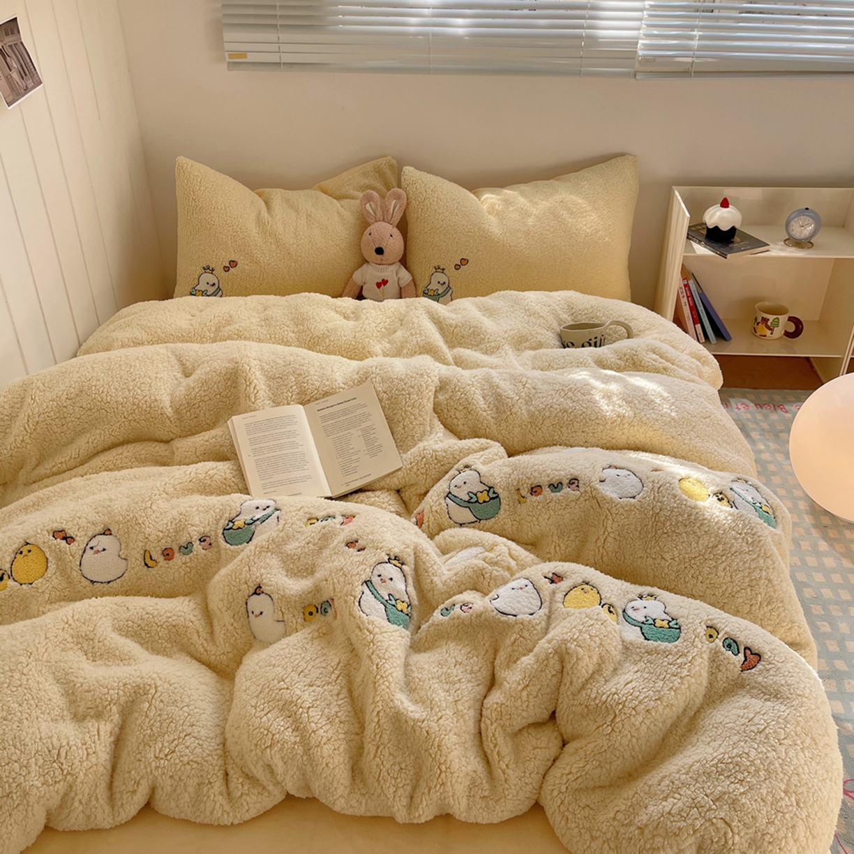 91家纺网 家纺一手货源 找家纺 轻奢坊 2025新款软糯可爱ins韩风羊羔绒毛巾绣四件套 小鸡排队-黄