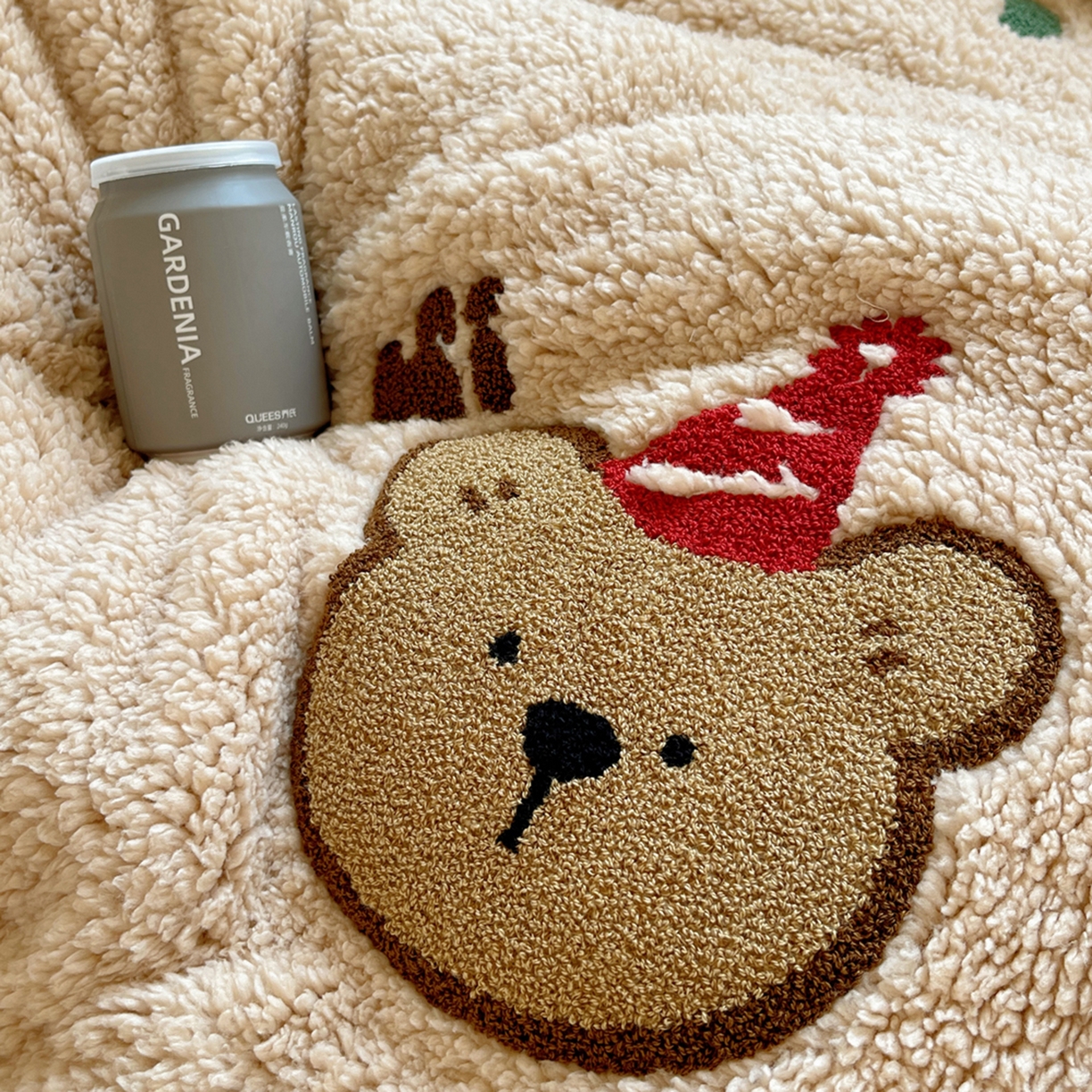 91家纺网 家纺一手货源 找家纺 轻奢坊 2025新款软糯可爱ins韩风羊羔绒毛巾绣四件套 三只小熊-咖