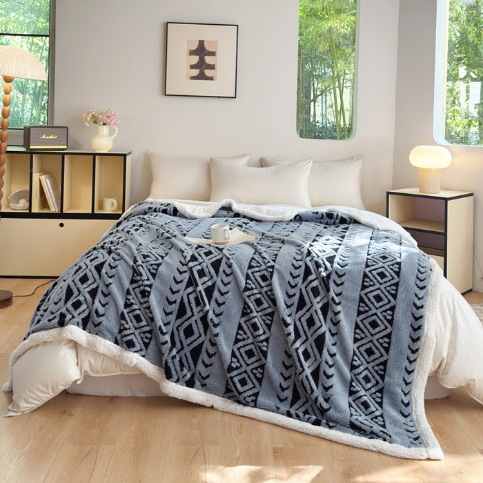 91家纺网 家纺一手货源 找家纺 卡琪曼 2025新款阳离子提花羊羔绒毛毯盖毯毯子 雾蓝