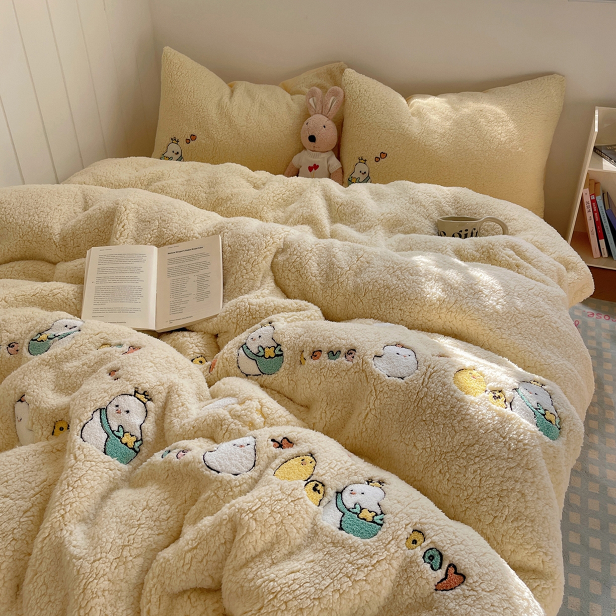 91家纺网 家纺一手货源 找家纺 轻奢坊 2025新款软糯可爱ins韩风羊羔绒毛巾绣四件套 小鸡排队-黄