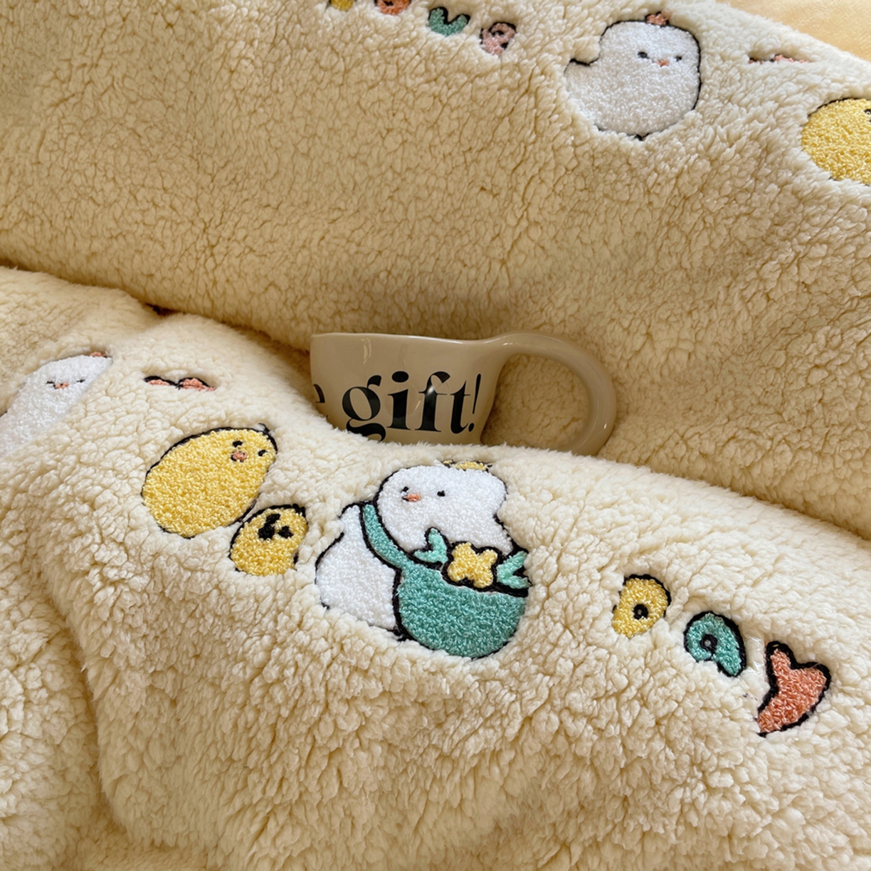 91家纺网 家纺一手货源 找家纺 轻奢坊 2025新款软糯可爱ins韩风羊羔绒毛巾绣四件套 小鸡排队-黄