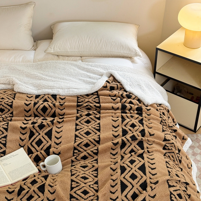 91家纺网 家纺一手货源 找家纺 卡琪曼 2025新款阳离子提花羊羔绒毛毯盖毯毯子 驼色