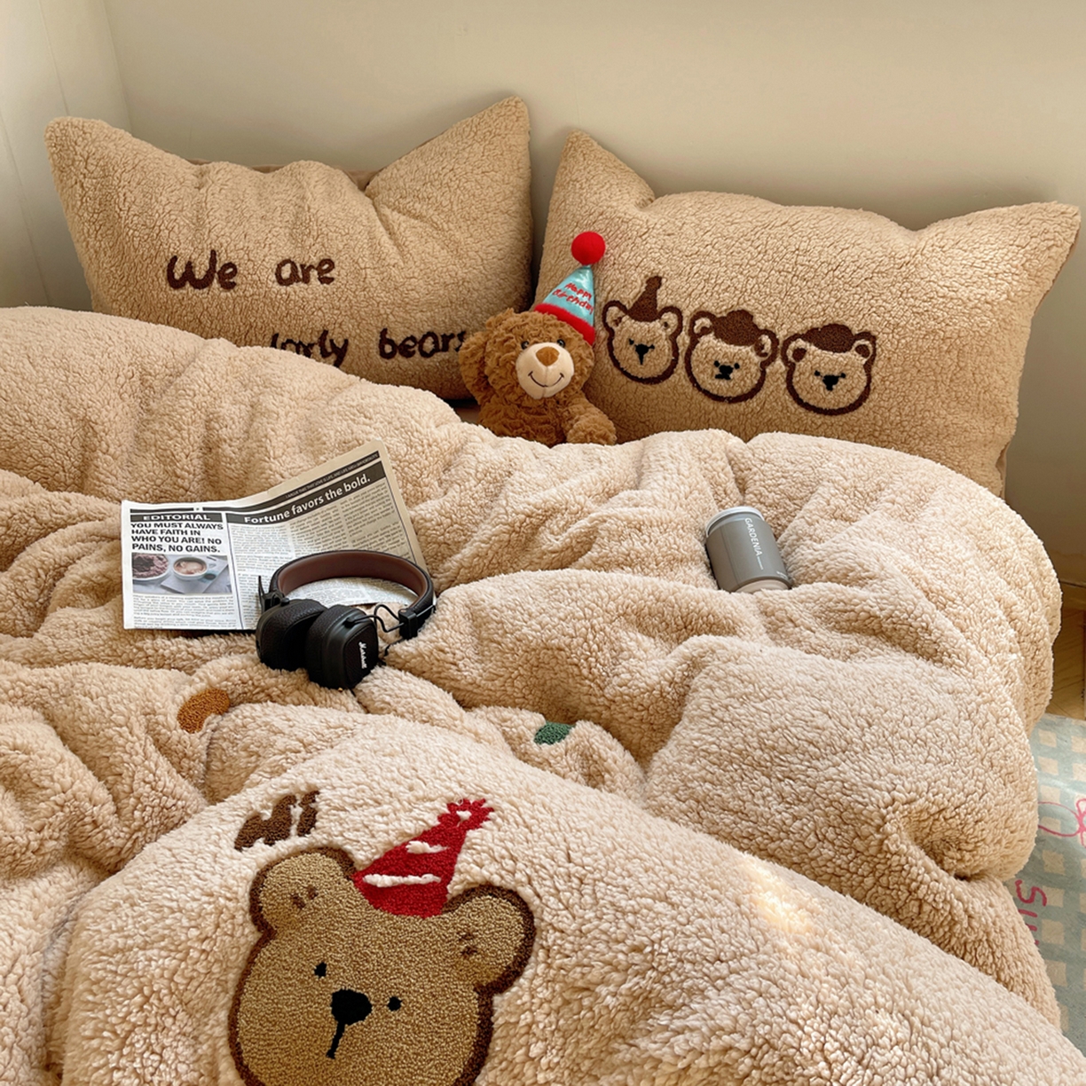 91家纺网 家纺一手货源 找家纺 轻奢坊 2025新款软糯可爱ins韩风羊羔绒毛巾绣四件套 三只小熊-咖