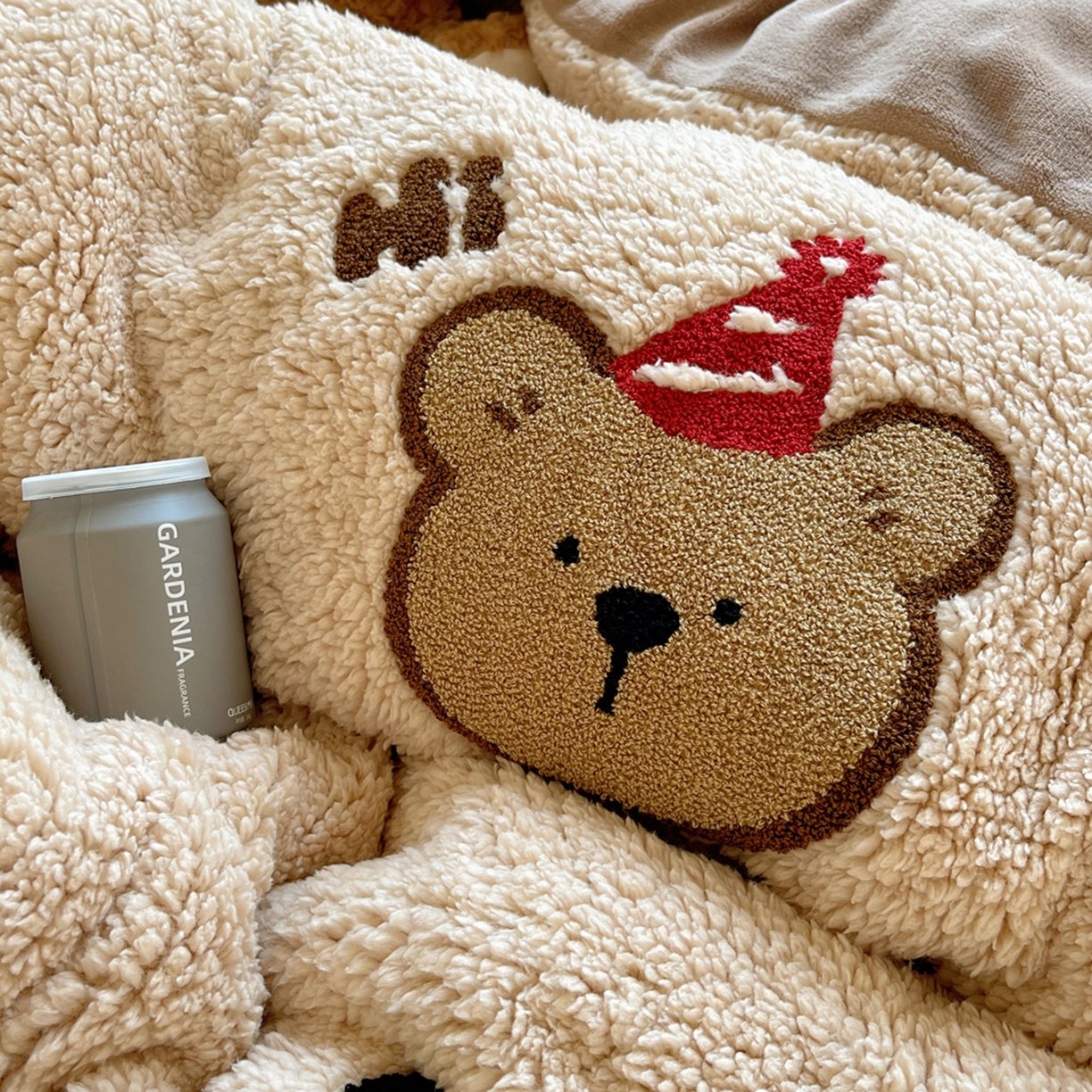 91家纺网 家纺一手货源 找家纺 轻奢坊 2025新款软糯可爱ins韩风羊羔绒毛巾绣四件套 三只小熊-咖