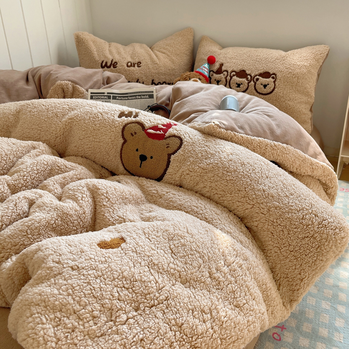 91家纺网 家纺一手货源 找家纺 轻奢坊 2025新款软糯可爱ins韩风羊羔绒毛巾绣四件套 三只小熊-咖