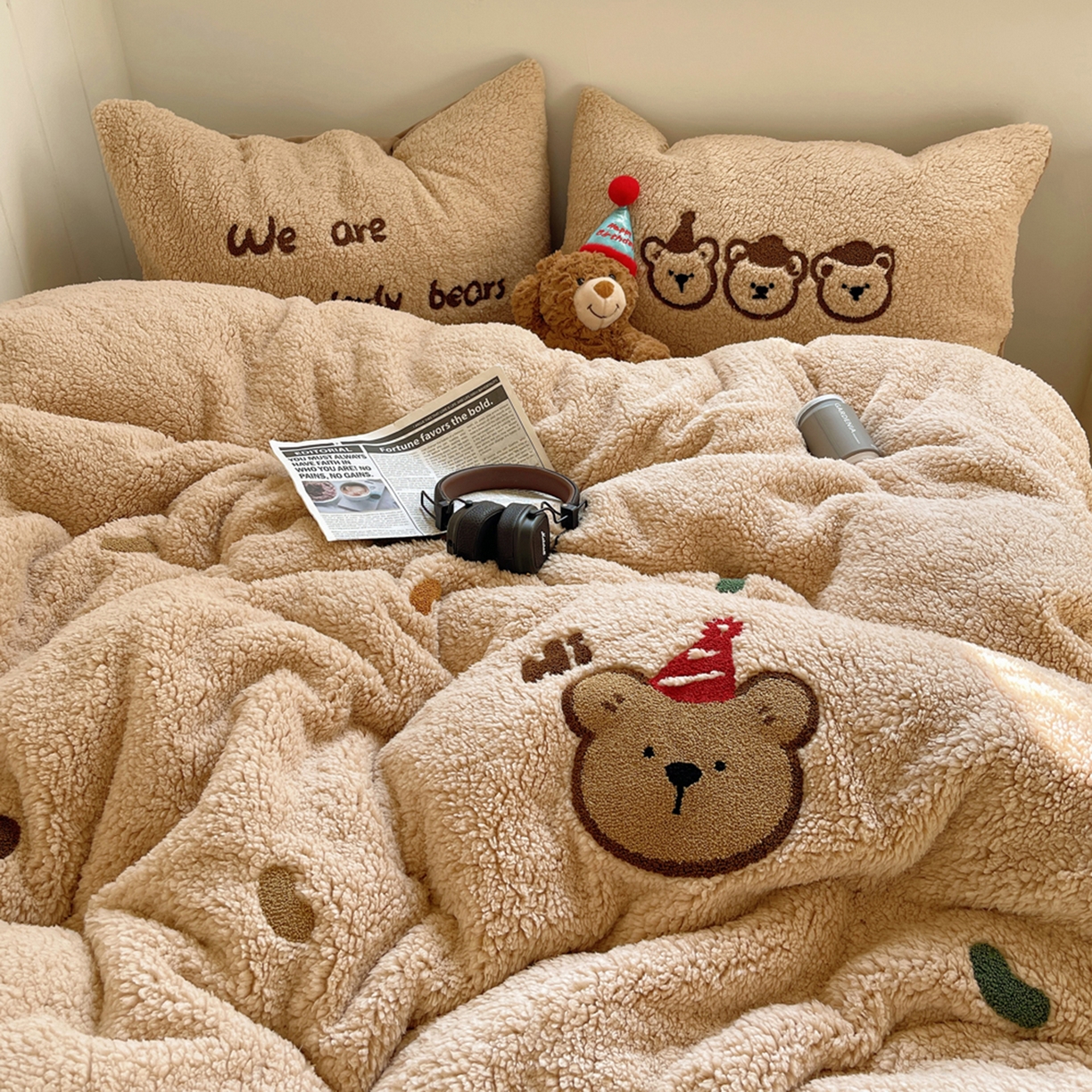 91家纺网 家纺一手货源 找家纺 轻奢坊 2025新款软糯可爱ins韩风羊羔绒毛巾绣四件套 三只小熊-咖