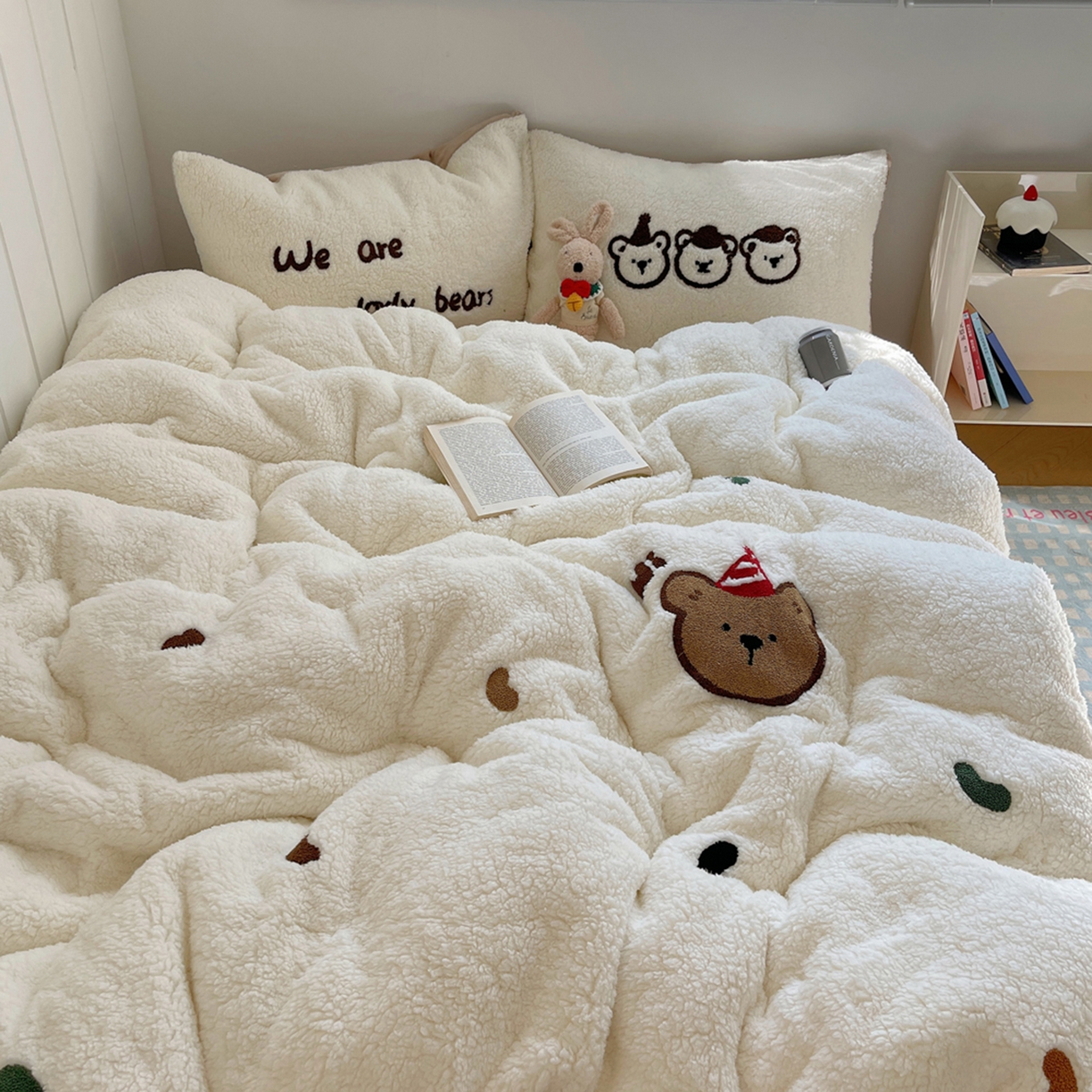 91家纺网 家纺一手货源 找家纺 轻奢坊 2025新款软糯可爱ins韩风羊羔绒毛巾绣四件套 三只小熊-白