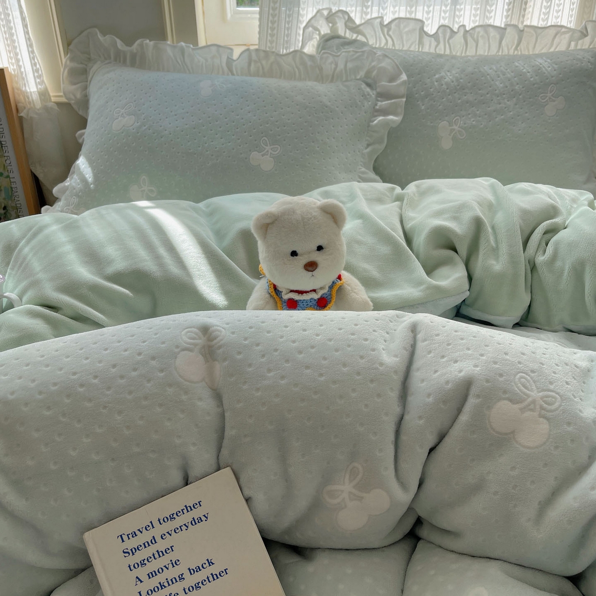 91家纺网 家纺一手货源 找家纺 三朵家纺 2025新款韩系花边雕花绒牛奶绒法莱绒四件套 茶语山樱-蓝