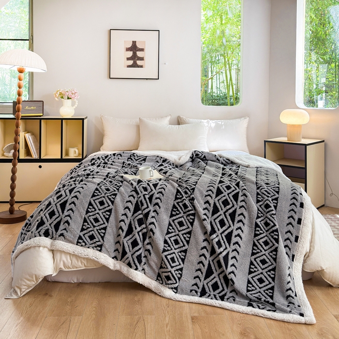 91家纺网 家纺一手货源 找家纺 卡琪曼 2025新款阳离子提花羊羔绒毛毯盖毯毯子 浅灰