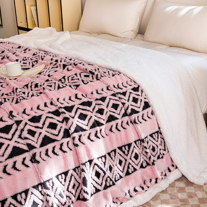 91家纺网 家纺一手货源 找家纺 卡琪曼 2025新款阳离子提花羊羔绒毛毯盖毯毯子 粉色