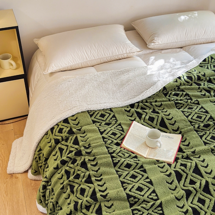 91家纺网 家纺一手货源 找家纺 卡琪曼 2025新款阳离子提花羊羔绒毛毯盖毯毯子 军绿