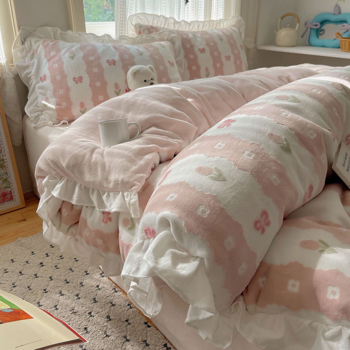 91家纺网 家纺一手货源 找家纺 三朵家纺 2025新款韩系花边雕花绒牛奶绒法莱绒四件套 恋花小经粉