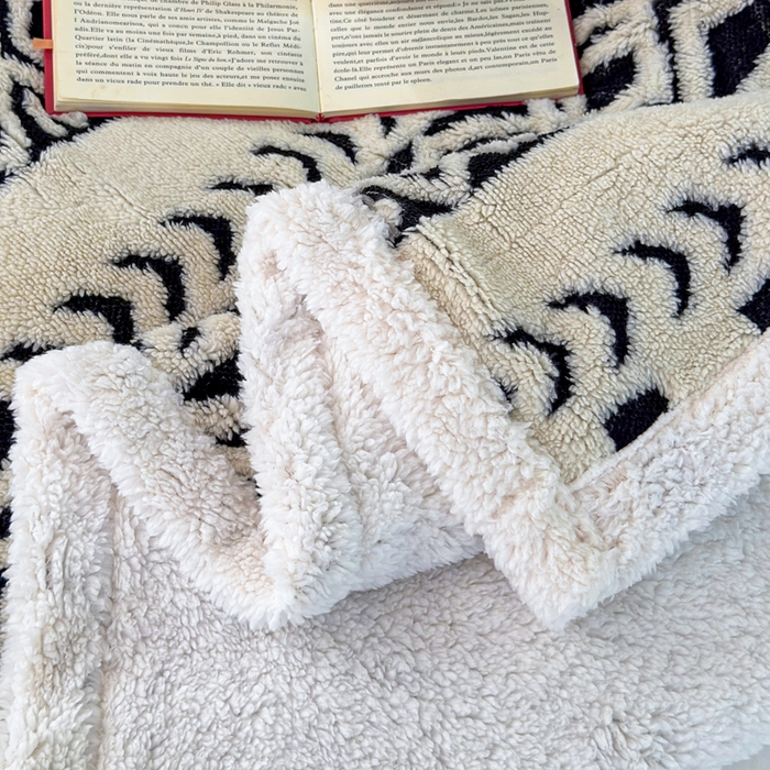 91家纺网 家纺一手货源 找家纺 卡琪曼 2025新款阳离子提花羊羔绒毛毯盖毯毯子 米白