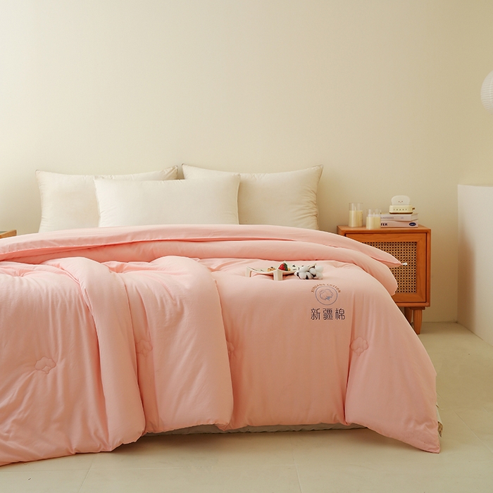 91家纺网 家纺一手货源 找家纺 爱诗诺家纺 2025新款拼色无印风新疆棉花被春秋被夏被四季被被子被芯 少女粉