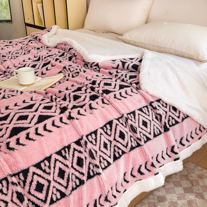 91家纺网 家纺一手货源 找家纺 卡琪曼 2025新款阳离子提花羊羔绒毛毯盖毯毯子 粉色