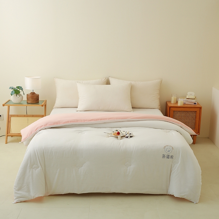 91家纺网 家纺一手货源 找家纺 爱诗诺家纺 2025新款拼色无印风新疆棉花被春秋被夏被四季被被子被芯 白+粉