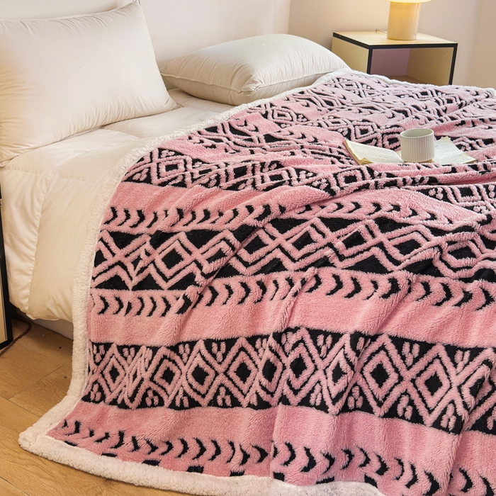 91家纺网 家纺一手货源 找家纺 卡琪曼 2025新款阳离子提花羊羔绒毛毯盖毯毯子 粉色