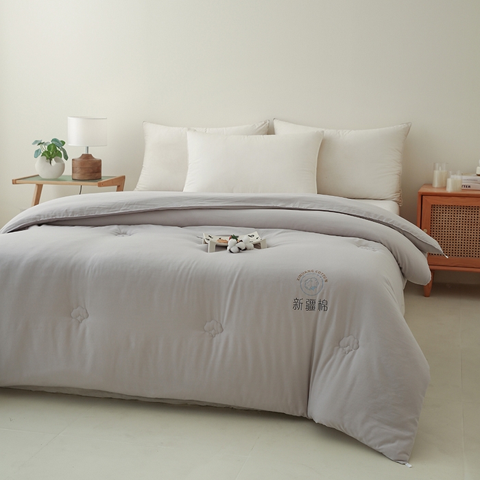 91家纺网 家纺一手货源 找家纺 爱诗诺家纺 2025新款拼色无印风新疆棉花被春秋被夏被四季被被子被芯 灰色