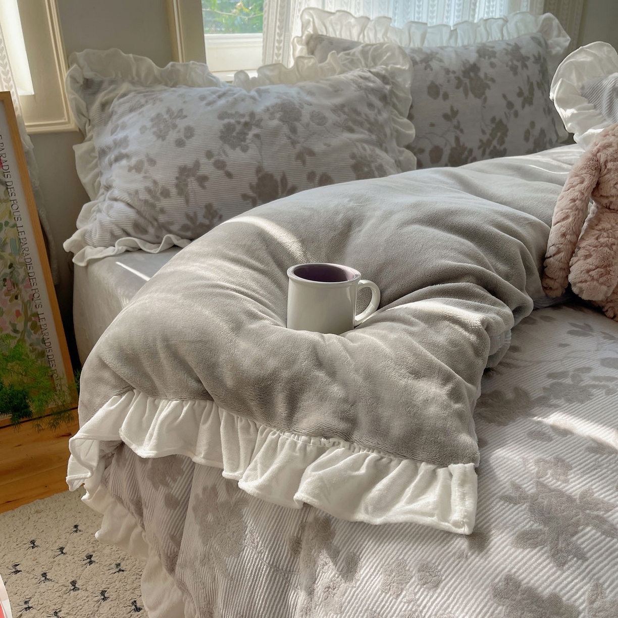 91家纺网 家纺一手货源 找家纺 三朵家纺 2025新款韩系花边雕花绒牛奶绒法莱绒四件套 蔷薇梦境