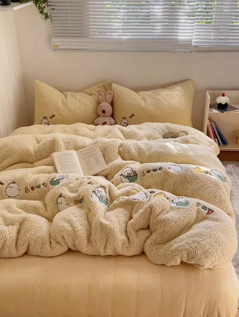 91家纺网 家纺一手货源 找家纺 轻奢坊 2025新款软糯可爱ins韩风羊羔绒毛巾绣四件套 小鸡排队-黄