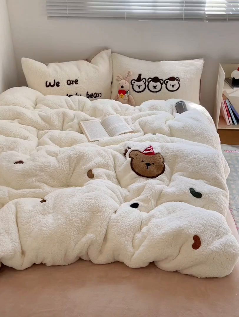 91家纺网 家纺一手货源 找家纺 轻奢坊 2025新款软糯可爱ins韩风羊羔绒毛巾绣四件套 三只小熊-白