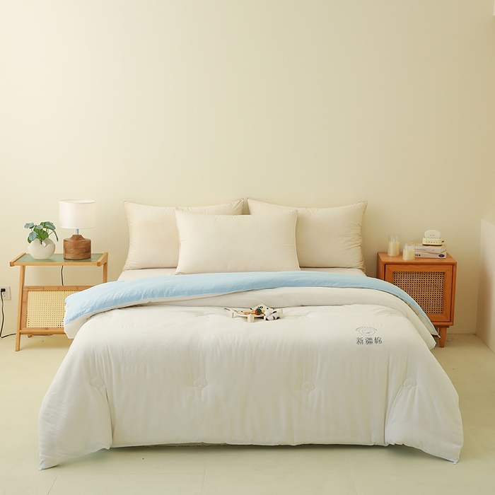 91家纺网 家纺一手货源 找家纺 爱诗诺家纺 2025新款拼色无印风新疆棉花被春秋被夏被四季被被子被芯 白+蓝