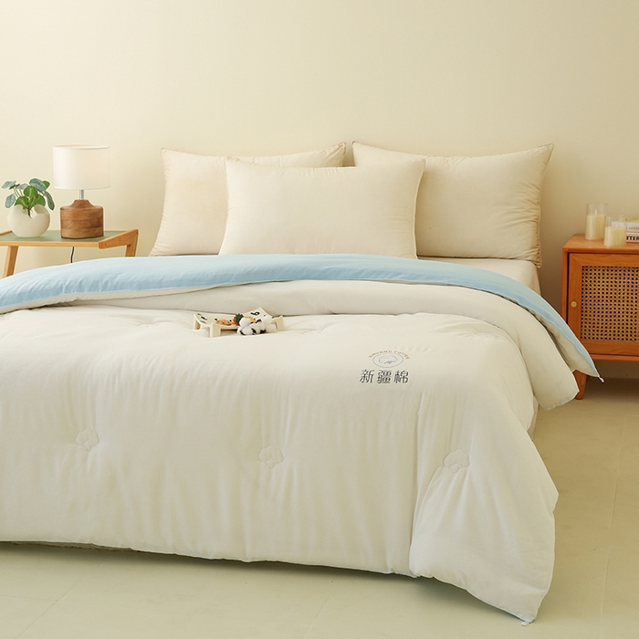 91家纺网 家纺一手货源 找家纺 爱诗诺家纺 2025新款拼色无印风新疆棉花被春秋被夏被四季被被子被芯 白+蓝