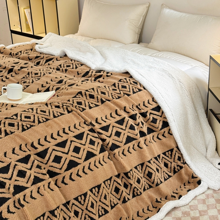 91家纺网 家纺一手货源 找家纺 卡琪曼 2025新款阳离子提花羊羔绒毛毯盖毯毯子 驼色