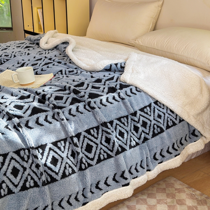 91家纺网 家纺一手货源 找家纺 卡琪曼 2025新款阳离子提花羊羔绒毛毯盖毯毯子 雾蓝