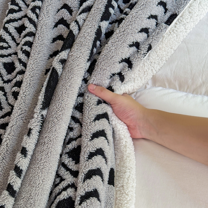 91家纺网 家纺一手货源 找家纺 卡琪曼 2025新款阳离子提花羊羔绒毛毯盖毯毯子 浅灰