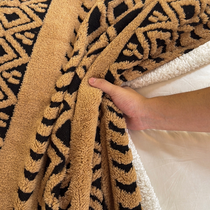 91家纺网 家纺一手货源 找家纺 卡琪曼 2025新款阳离子提花羊羔绒毛毯盖毯毯子 驼色