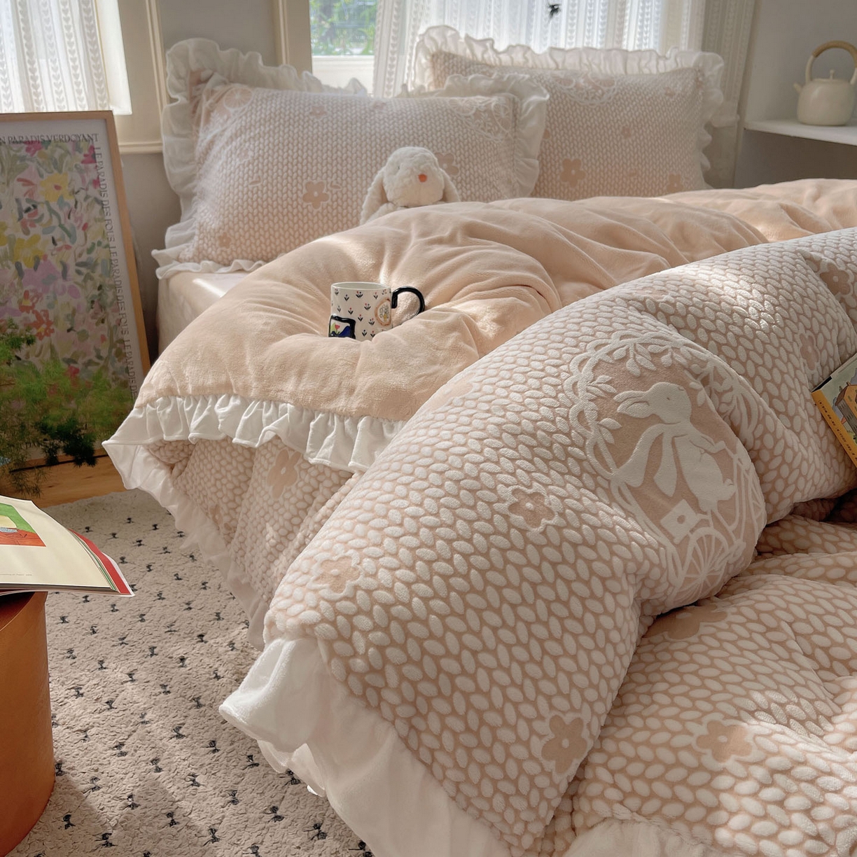 91家纺网 家纺一手货源 找家纺 三朵家纺 2025新款韩系花边雕花绒牛奶绒法莱绒四件套 精灵兔