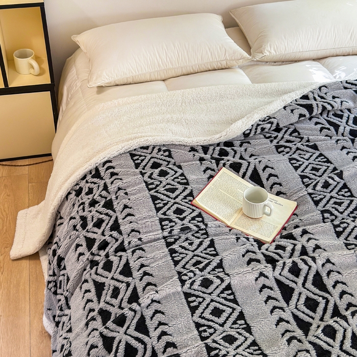 91家纺网 家纺一手货源 找家纺 卡琪曼 2025新款阳离子提花羊羔绒毛毯盖毯毯子 浅灰