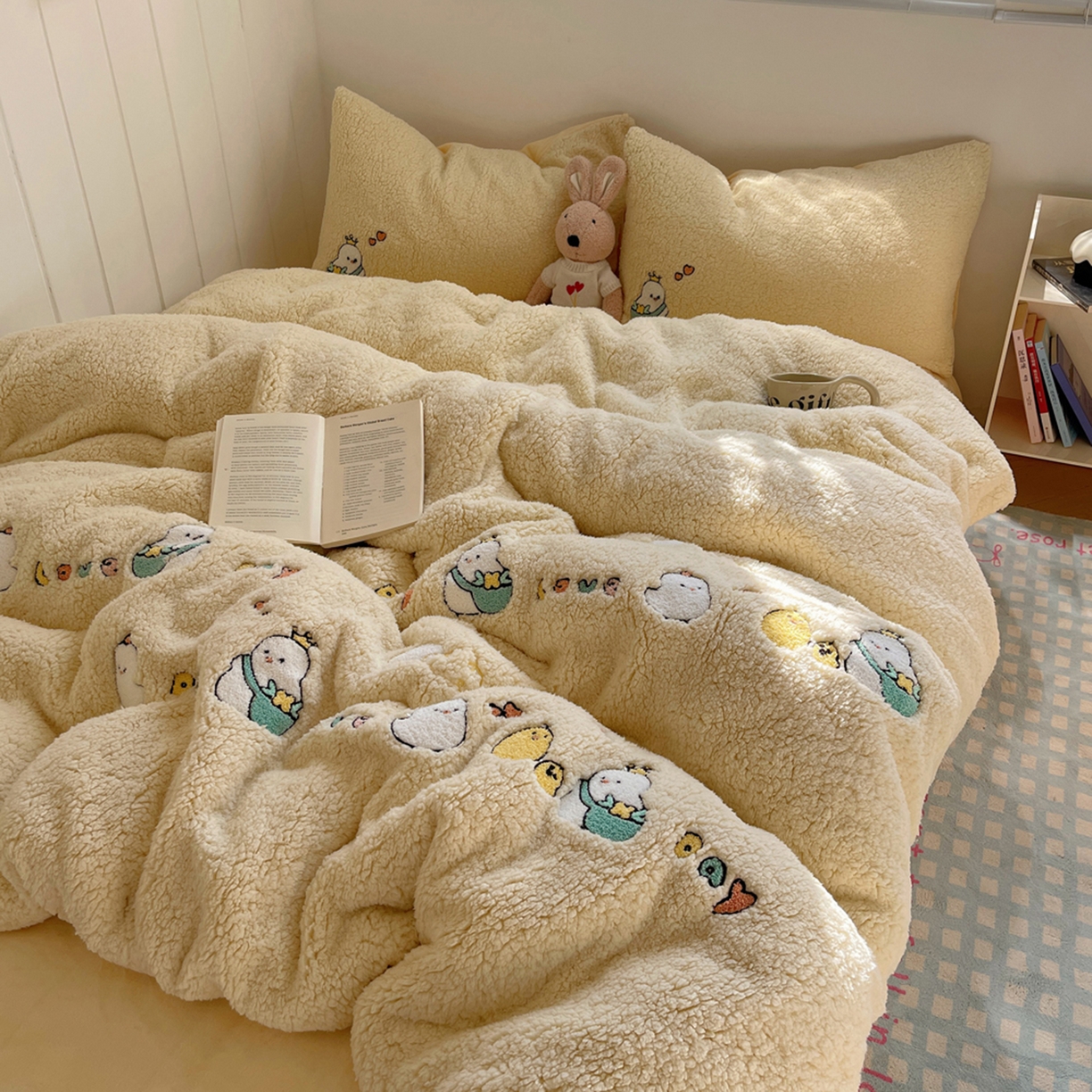 91家纺网 家纺一手货源 找家纺 轻奢坊 2025新款软糯可爱ins韩风羊羔绒毛巾绣四件套 小鸡排队-黄