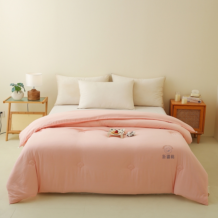 91家纺网 家纺一手货源 找家纺 爱诗诺家纺 2025新款拼色无印风新疆棉花被春秋被夏被四季被被子被芯 少女粉