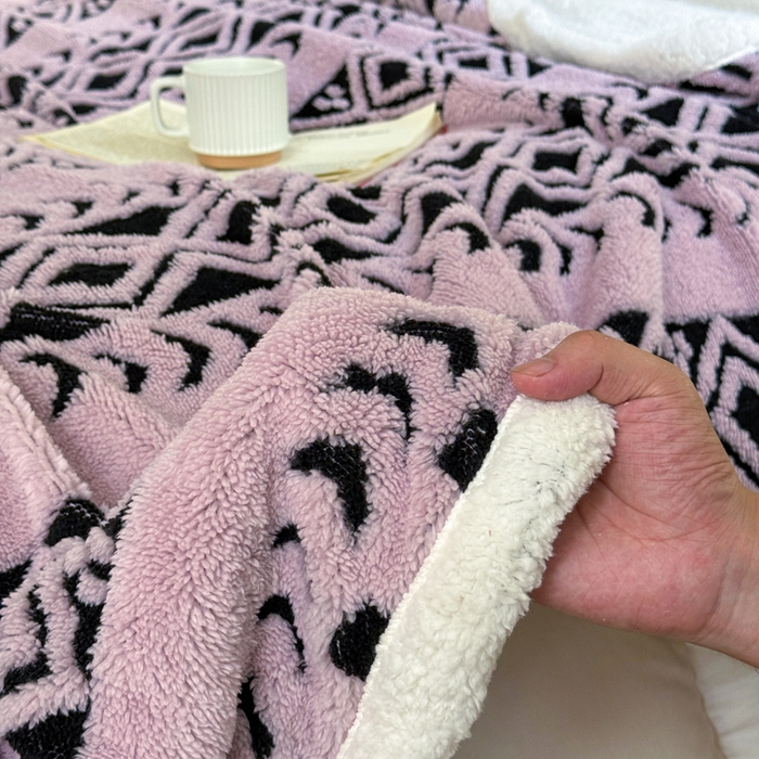91家纺网 家纺一手货源 找家纺 卡琪曼 2025新款阳离子提花羊羔绒毛毯盖毯毯子 浅紫色
