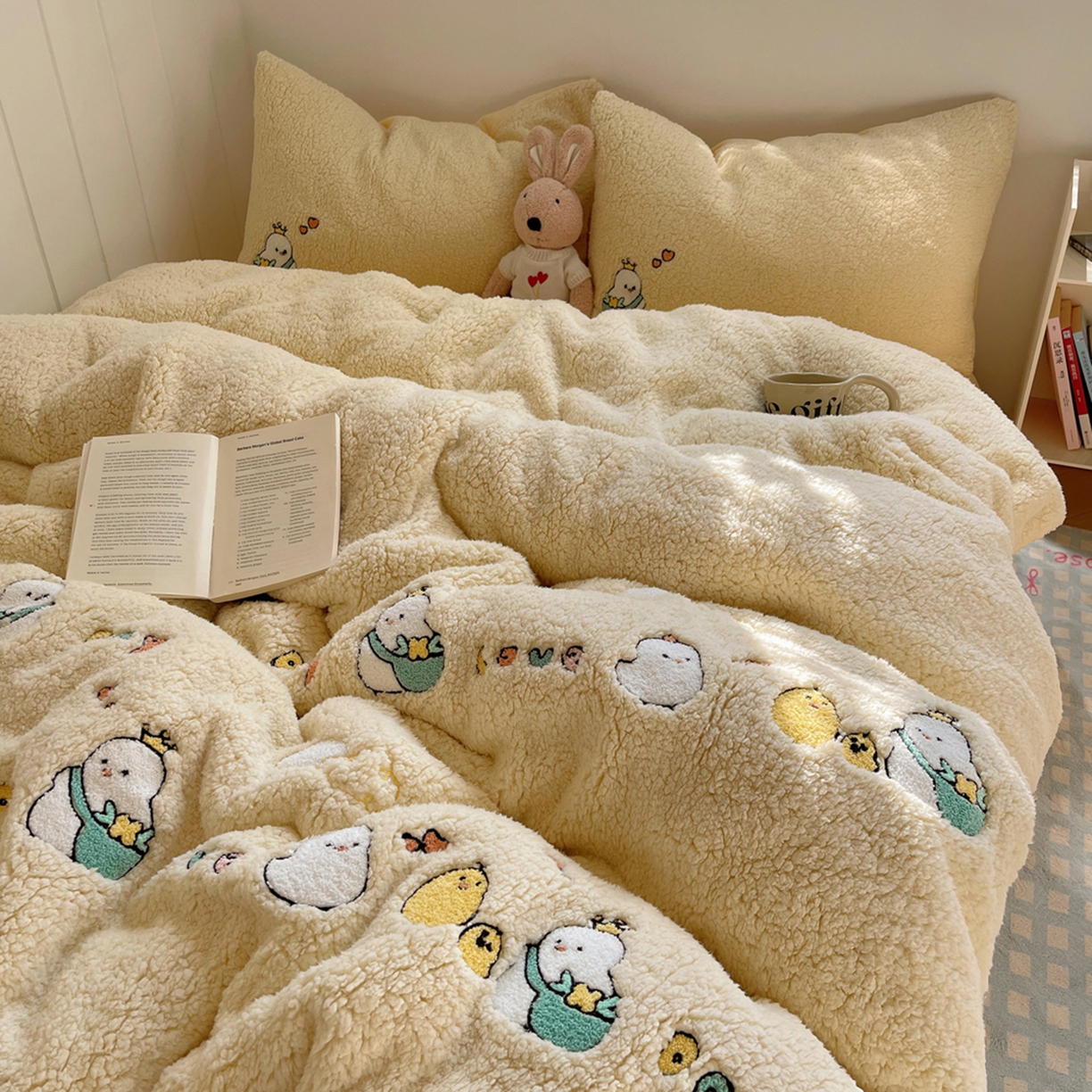 91家纺网 家纺一手货源 找家纺 轻奢坊 2025新款软糯可爱ins韩风羊羔绒毛巾绣四件套 小鸡排队-黄