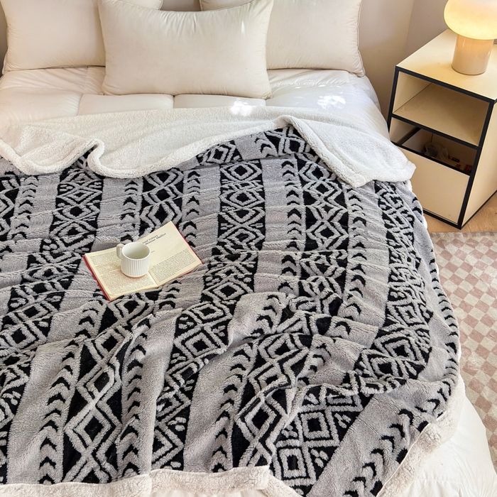 91家纺网 家纺一手货源 找家纺 卡琪曼 2025新款阳离子提花羊羔绒毛毯盖毯毯子 浅灰