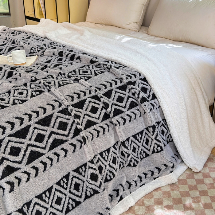 91家纺网 家纺一手货源 找家纺 卡琪曼 2025新款阳离子提花羊羔绒毛毯盖毯毯子 浅灰