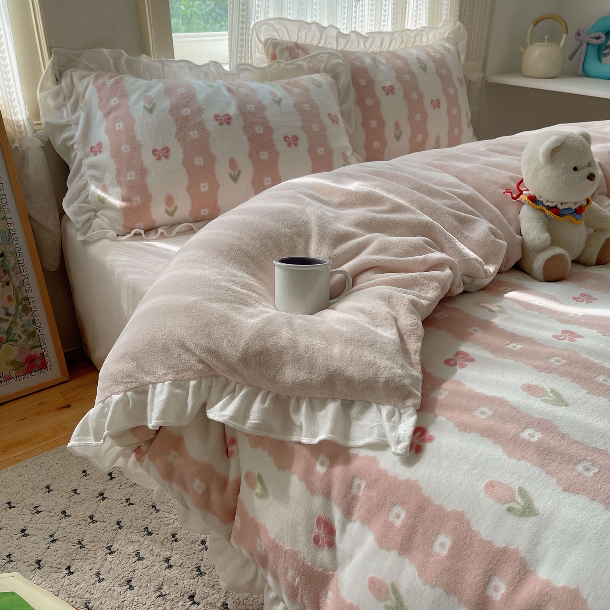 91家纺网 家纺一手货源 找家纺 三朵家纺 2025新款韩系花边雕花绒牛奶绒法莱绒四件套 恋花小经粉