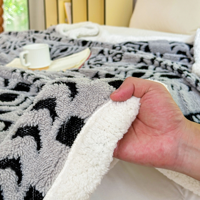 91家纺网 家纺一手货源 找家纺 卡琪曼 2025新款阳离子提花羊羔绒毛毯盖毯毯子 浅灰