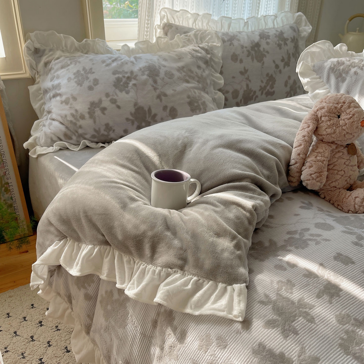 91家纺网 家纺一手货源 找家纺 三朵家纺 2025新款韩系花边雕花绒牛奶绒法莱绒四件套 蔷薇梦境